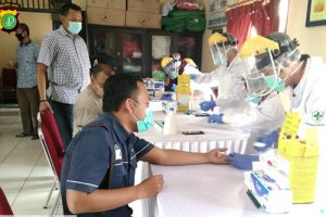 Polsek Neglasari Rapid Test Personil dan Keluarga