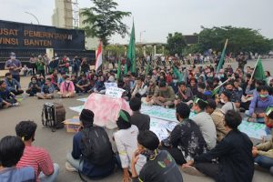 Aksi Mahasiswa HMI di DPRD Banten Berlangsung Damai, Polisi Bagikan Masker