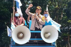 Kapolres Lebak Berbaur dengan Massa Aksi Demo Omnibus Law