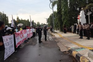 Polres Cilegon Kawal Unjuk Rasa Mahasiswa Depan Pemkot