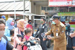 Cegah Covid-19, KNPI, OKP dan Camat Solear Bagikan Masker