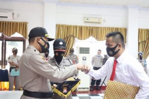 Kapolres Cilegon Berikan Penghargaan ke Anggota Satreskrim