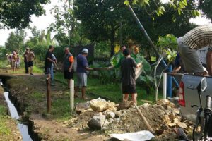 Warga PPI Bogor Gotong-royong Perbaiki Jalan Pintas Sementara