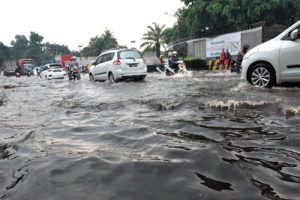 Hujan Deras Jalan Nasional Depan Torabika Banjir