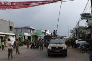 Personil Gabungan Tertibkan Reklame dan Spanduk Tak Berizin