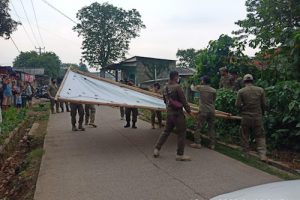 Satpol PP Kabupaten Tangerang Tertibkan Spanduk dan Baliho Tak Berizin