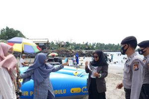 Sat Sabhara Polres Cilegon Himbau Prokes di Pantai Anyar