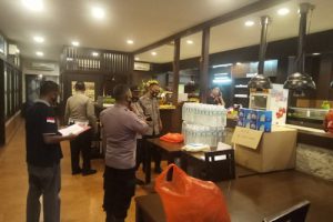 Polsek Cilegon Amankan Puluhan Botol Miras Hasil Operasi
