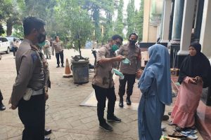 Polda Banten Bagikan Masker ke Jamaah Abuya Uci