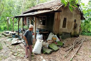 Nenek Miskin di Kabupaten Tangerang Hidup dengan Gubug Reot di Tengah Kebon