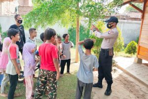 Polres Cilegon Bagikan Buku ke Murid SD dan SMP