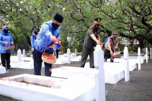 HUT Korpri Pemkot Tangerang Tabur Bunga