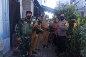 Lurah Nusa Jaya Bagikan Bibit Pohon Ke RW 