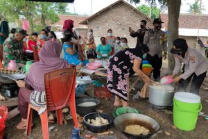 Pasca Banjir Polsek Cibeber Cilegon Berikan Bantuan