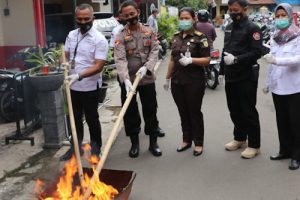 Polrestro Tangerang Kota dan Kejari Musnahkan Barbuk Narkoba Dibakar