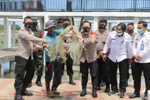 Kapolresta Tangerang Panen Ikan di Mauk