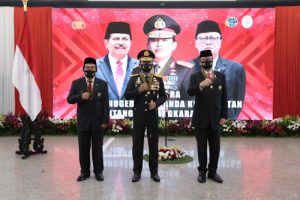 Kapolri Beri Bintang Bhayangkara Utama kepada Dua Menteri