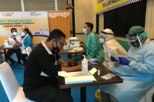 Biddokkes Polda Banten Berikan Pemeriksaan Kesehatan Gratis di Merak