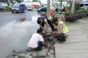 Cegah Laka-lantas Petugas Polsek Cibeber Perbaiki Drainase