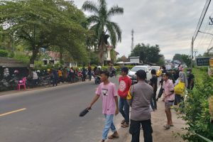Kapolsek Anyar Tertibkan Parkir Liar Sepanjang Jalan Raya Bandulu