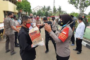 Awal Tahun Polresta Bandara Soetta Bagikan Sembako