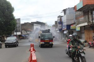 Polres Serang Kota Kembali Semprot Disinfektan ke Area Publik
