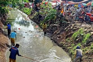 Bersih-bersih di Area Pasar Sipon