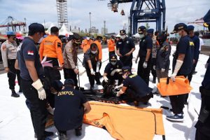 KN SAR Basudewa Evakuasi Bagian Pesawat Sriwijaya SJ 182