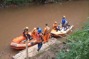Hujan Deras Hadang Pencarian Remaja Tenggelam di Ciliwung