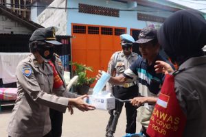 Polresta Bandara Soetta Bagikan Masker