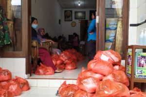 YFQ Tangsel Bagikan Sembako ke Fakir, Janda dan Dhuafa