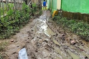 Sulitnya Warga Lalui Jalan Kampung Pondok Mekar Baru