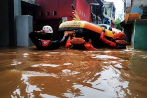 Basarnas Mulai Evakuasi Warga Cipinang Melayu