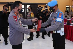 Kapolri Beri Penghargaan Kepada Personil yang Berprestasi