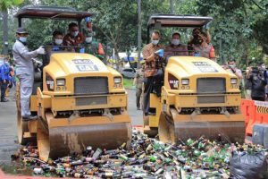 Pemkot Tangerang Musnahkan Ribuan Botol Miras