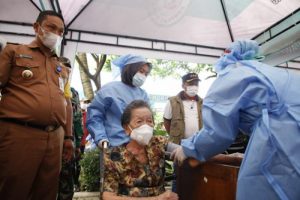 Lansia 102 Tahun di Kota Tangerang Divaksin Covid-19