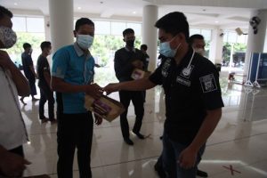 Polresta Bandara Soetta Bagikan Takjil di Masjid At Taqwa