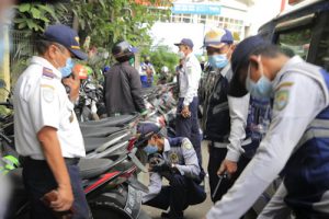 Parkir Sembarangan Ratusan Kendaran Digembosi Petugas Dishub Kota Tangerang