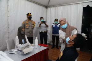 Truk Pengangkut Sepeda Motor Dihentikan, 10 Penumpang Diswab Test