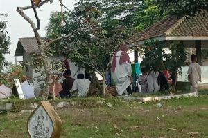 Idul Fitri Pertama Warga Ziarah Kubur