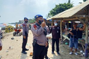 Di Lokasi Wisata Polda Banten dan TNI Himbau Wisatawan Pulang