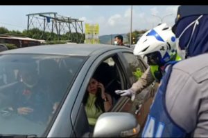 Viral di Media Sosial, Petugas Tetap Sabar Dimarahi Wisatawan