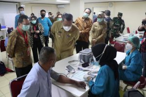 Wali Kota Tangsel Tinjau Vaksinasi Pekerja di PT. Indah Kiat