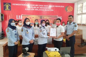 Hari Waisak Enam Warga Binaan Lapas IIA Tangerang Dapat Remisi