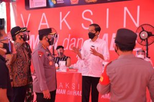 Presiden Tinjau Vaksinasi Massal Jelang HUT Bhayangkara ke-75
