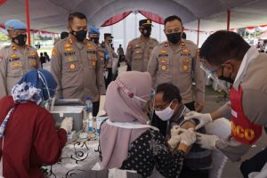 Masyarakat Antusias Ikuti Vaksinasi Massal di Polda Banten