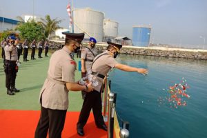 Jelang Hari Bhayangkara Ke 75, Polda Banten Tabur Bunga di Laut