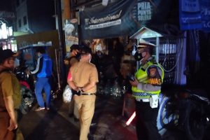 Camat Karawaci dan Kapolsek Patroli Bersama PPKM Darurat
