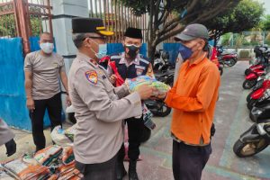Polresta Bandara Soetta Bagikan Paket Daging Kurban