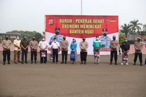 PPKM Level 4, Polda Banten Bagikan Sembako Ke Buruh
